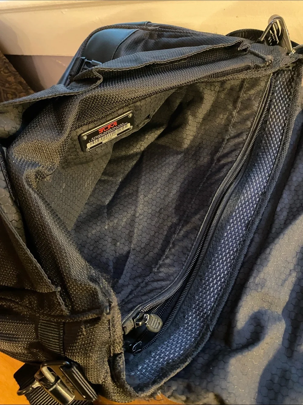 TUMI T2 Black Ballistic Nylon Carry On MESSENGER Bag Shoulder Laptop Tote 508C